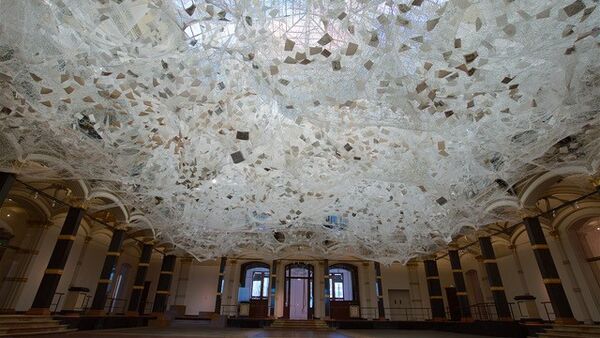 BRANOflame, matériau de protection incendie décoratif utilisé dans un bâtiment public, avec une installation au plafond au design artistique.