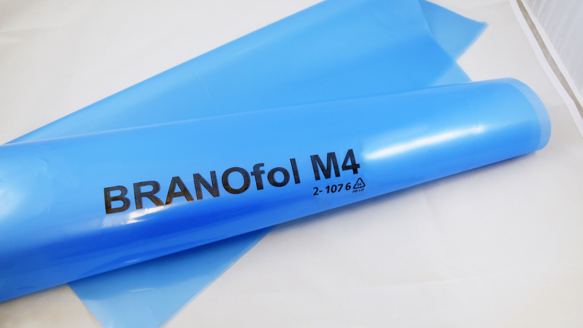 Film anticorrosion VCI BRANOfol M4 60 µm de BRANOpac pour emballages métalliques et automobiles Le film anticorrosion VCI BRANOfol M4 de BRANOpac en 60 µm protège efficacement les pièces métalliques, l’acier et les composants automobiles contre la rouille et la corrosion pendant le stockage et le transport.