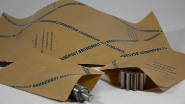BRANOrost VCI-Papier – Korrosionsschutzpapier für Metallteile und Präzisionskomponenten BRANOrost VCI-Papier von BRANOpac schützt Metallteile, Zahnräder und Präzisionskomponenten zuverlässig vor Korrosion während Lagerung und Transport. Das braune Korrosionsschutzpapier umhüllt die Bauteile und sorgt für einen effektiven, trockenen Rostschutz ohne zusätzliche Öle oder Fette.