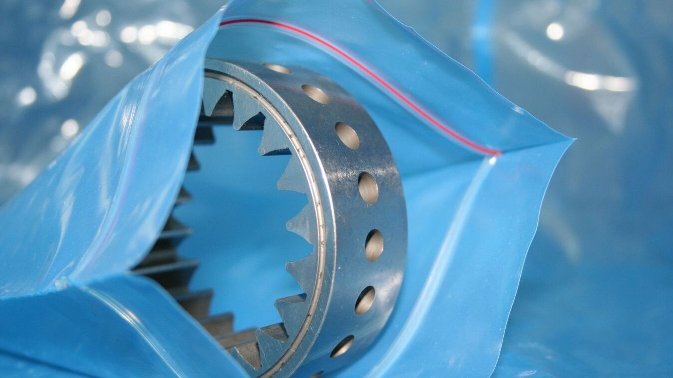 Film VCI pour la protection anticorrosion des pièces métalliques et des composants de précision Roue dentée métallique ou pièce de précision emballée dans un film VCI bleu. Le film anticorrosion VCI protège efficacement les pièces métalliques contre la rouille et la corrosion pendant le stockage, le transport et l'emballage pour l'exportation.
