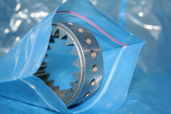 Film VCI pour la protection anticorrosion des pièces métalliques et des composants de précision Roue dentée métallique ou pièce de précision emballée dans un film VCI bleu. Le film anticorrosion VCI protège efficacement les pièces métalliques contre la rouille et la corrosion pendant le stockage, le transport et l'emballage pour l'exportation.