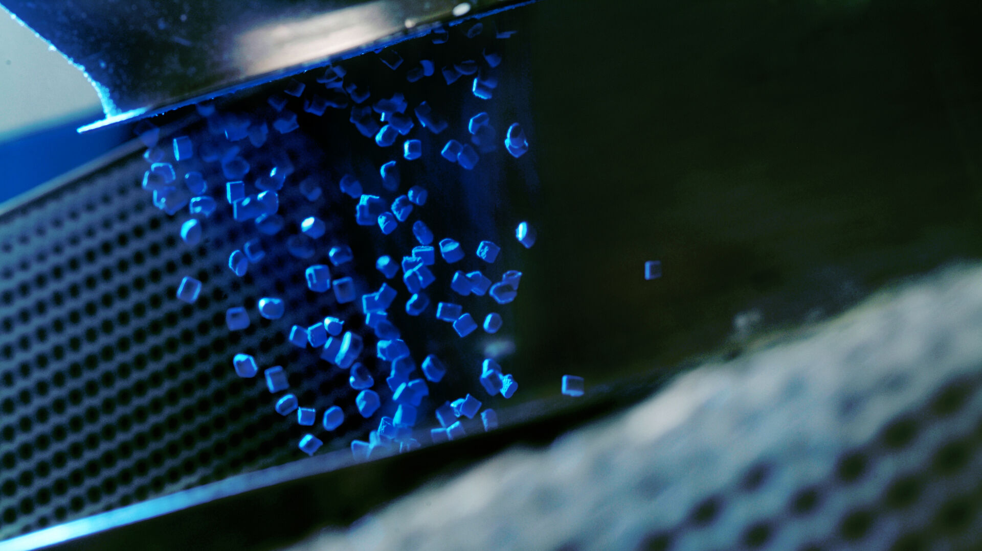 Mélange maître VCI de BRANOpac – Additif pour films anticorrosion VCI Granulés de mélange maître VCI bleus de BRANOpac pendant la transformation. Le mélange maître VCI est utilisé pour la fabrication de films anticorrosion et permet de protéger efficacement les pièces métalliques contre la rouille pendant le stockage, le transport et l'exportation.