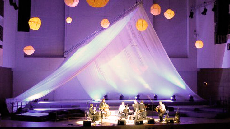 Papier ignifuge BRANOflame utilisé comme décor de théâtre BRANOflame utilisé comme élément décoratif au théâtre pour créer une mise en scène atmosphérique.