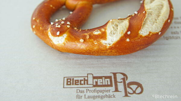 Brezel auf einem Blechrein Laugenpapier 