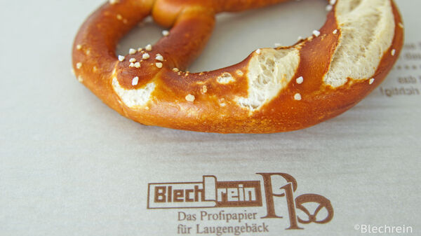 Brezel auf einem Blechrein Laugenpapier Brezel auf einem Blechrein Laugenpapier
