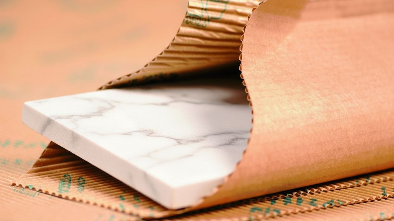 BRANOseal corrugated cardboard reliably protects sensitive tiles from scratches and damage during storage, transport and installation.