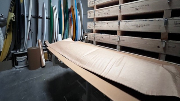 BRANOseal, un emballage de protection pour les planches de surf fragiles, permettant d'éviter de manière fiable les rayures et les dommages liés au transport.