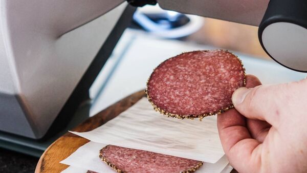 Papier cuisson Blechrein personnalisable par impression Blechrein Separate Basic sépare de manière fiable les saucisses et la charcuterie entre elles et facilite le retrait hygiénique des tranches individuelles.