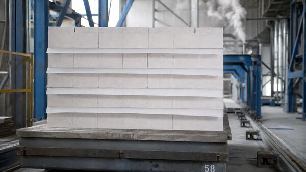 Papier de séparation BRANOperl dans la production de briques silico-calcaires Papier de séparation BRANOperl entre les briques silico-calcaires dans l'autoclave d'une usine de matériaux de construction