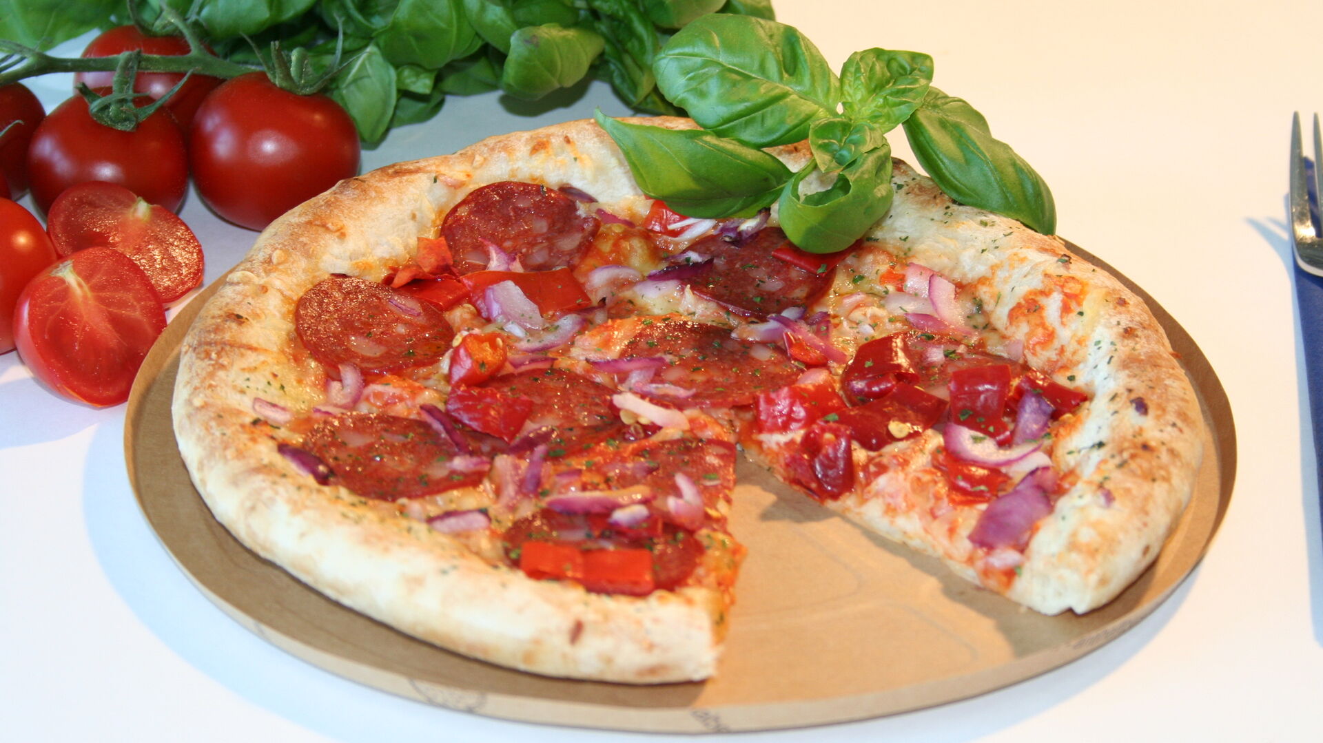 Pizza sur une plaque de cuisson en métal pour l'industrie alimentaire Pizza sur une plaque de cuisson en métal pour l'industrie alimentaire