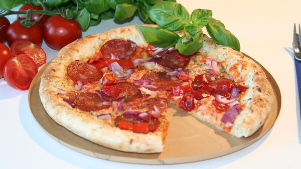 Pizza auf einem Blechrein Backteller für die Lebensmittelindustrie Pizza auf einem Blechrein Backteller für die Lebensmittelindustrie
