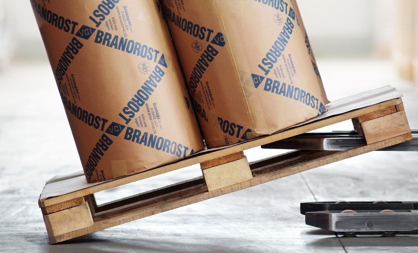 Pallet with goods on BRANOgrip anti-slip paper for reliable stabilisation and protection against slipping during transport.