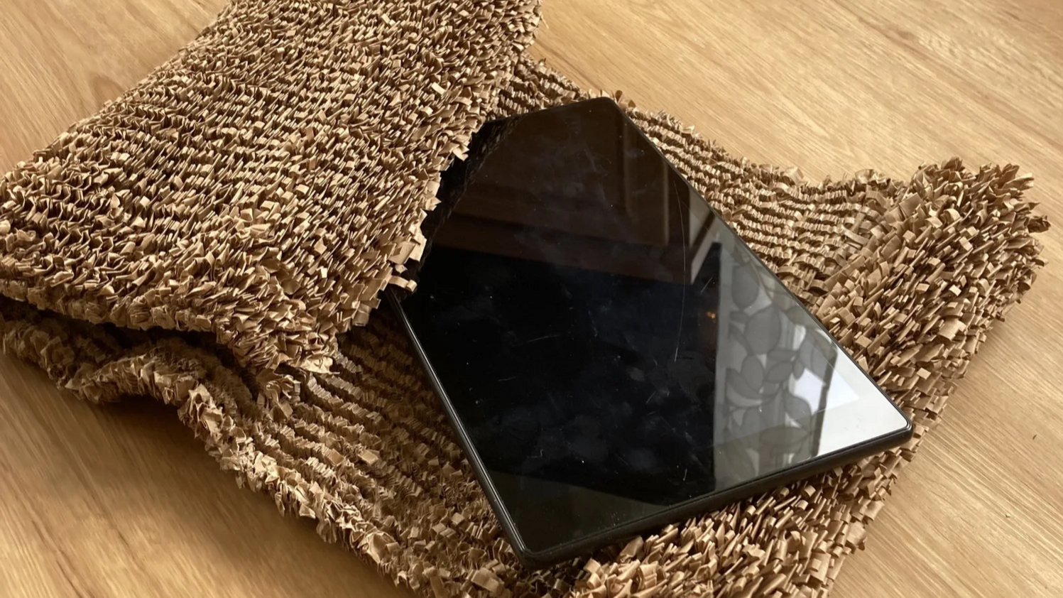 Ipad eingewickelt in die Papermat von Lika Pack