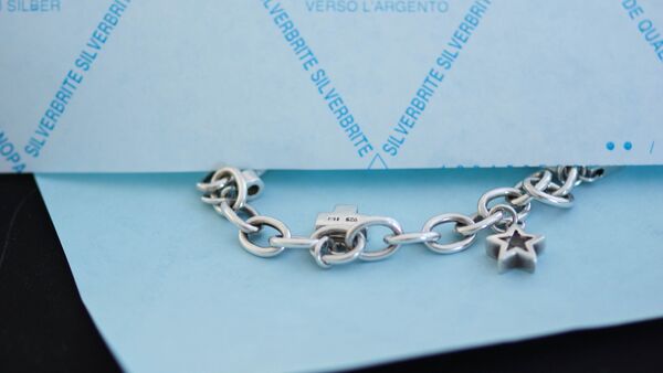Papier de protection Silverbrite pour les couverts et les bijoux en argent de BRANOpac Le papier de protection pour l'argent Silverbrite de BRANOpac protège efficacement les bracelets et les bijoux en argent contre le ternissement et la décoloration causés par les composants soufrés présents dans l'air.