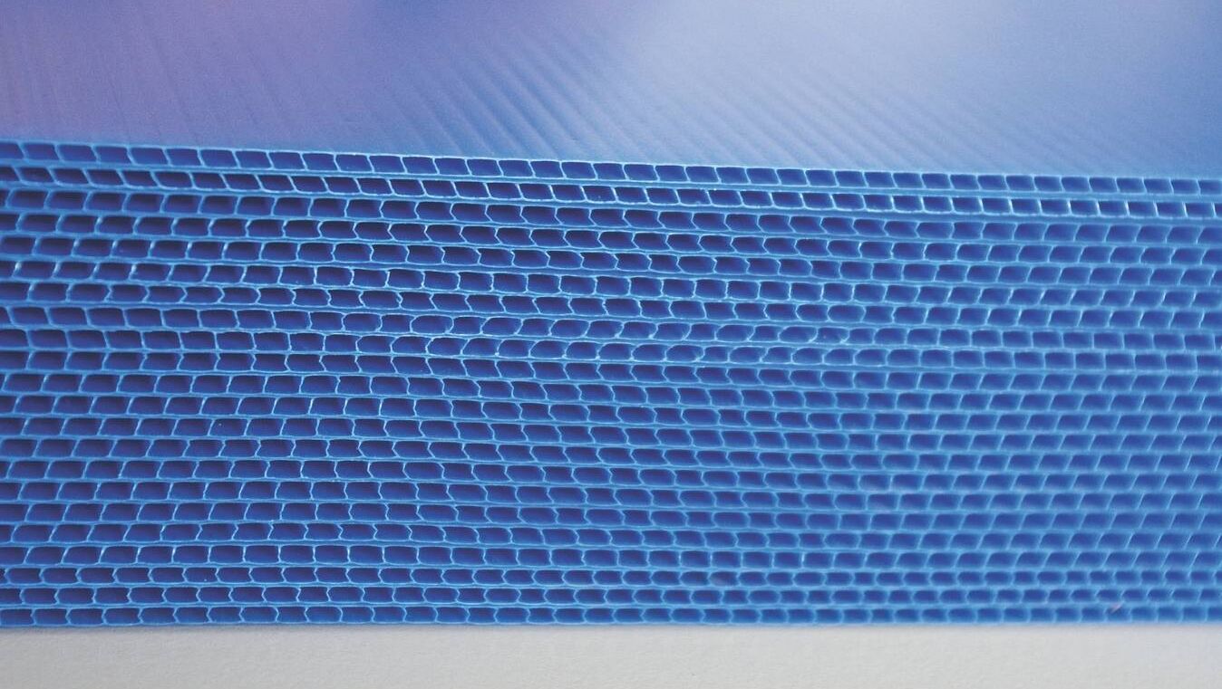 Plaques alvéolaires BRANOwave VCI – Protection anticorrosion pour les pièces et composants métalliques Gros plan sur une plaque alvéolaire VCI BRANOwave bleue de BRANOpac. La plaque alvéolaire VCI protège efficacement les pièces métalliques et les composants contre la corrosion pendant le transport, le stockage et l'exportation, et convient aux emballages industriels réutilisables.