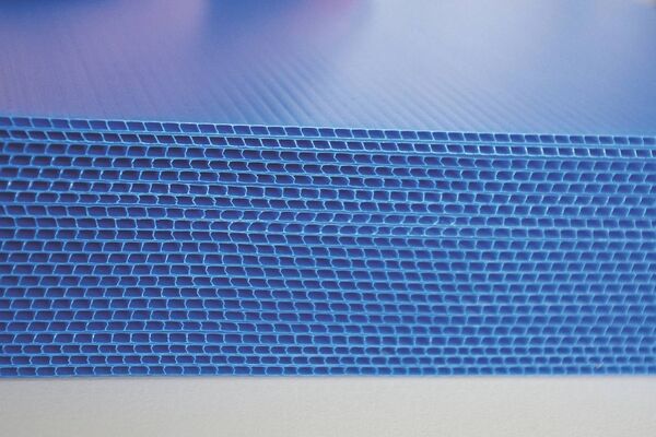 Plaques alvéolaires BRANOwave VCI – Protection anticorrosion pour les pièces et composants métalliques Gros plan sur une plaque alvéolaire VCI BRANOwave bleue de BRANOpac. La plaque alvéolaire VCI protège efficacement les pièces métalliques et les composants contre la corrosion pendant le transport, le stockage et l'exportation, et convient aux emballages industriels réutilisables.