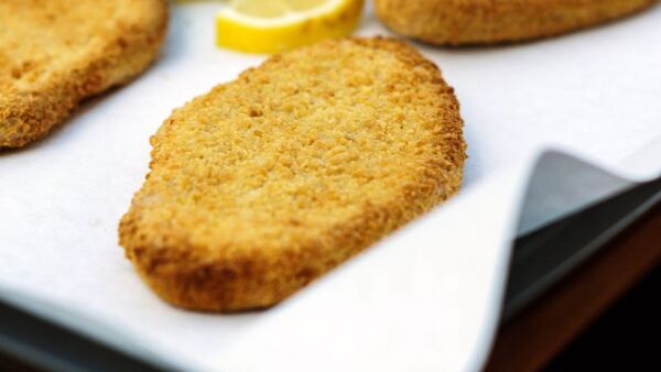 Préparer des plats allégés grâce au papier sulfurisé absorbant les graisses Blechrein Slim Utilisez Blechrein Slim comme papier de cuisson absorbant la graisse sous les plats panés afin d'absorber l'excès de graisse et d'obtenir un résultat croustillant.