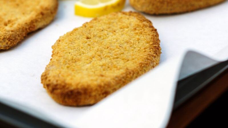 Fettarme Speisen zubereiten mit fettaufsaugendem Backpapier Blechrein Slim Blechrein Slim als fettabsorbierendes Backpapier unter panierten Speisen, um überschüssiges Fett aufzunehmen und knusprige Ergebnisse zu unterstützen.