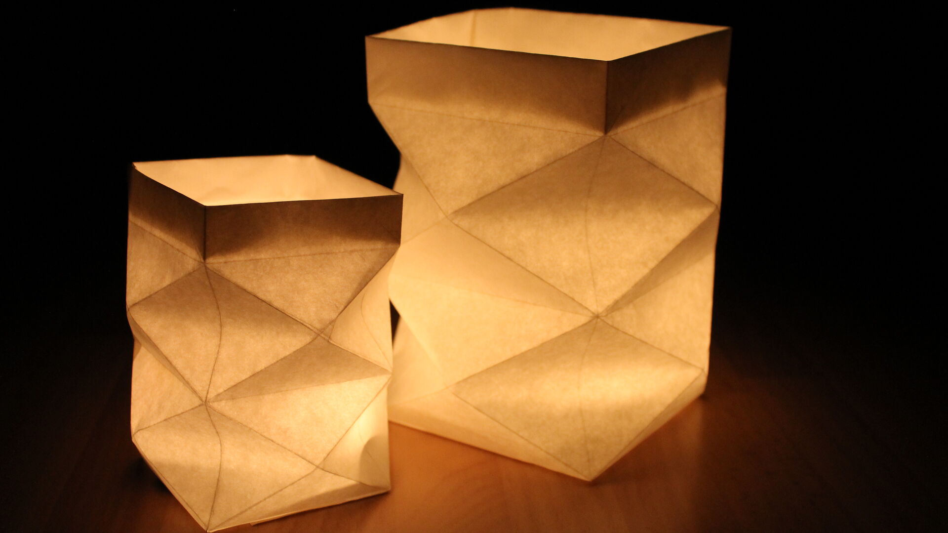 BRANOflame Flammschutzpapier für Brandschutz in Industrie und Verpackung Leuchtende Dekoration aus flammhemmendem BRANOflame Papier, eingesetzt für sichere und stimmungsvolle Lichtobjekte.