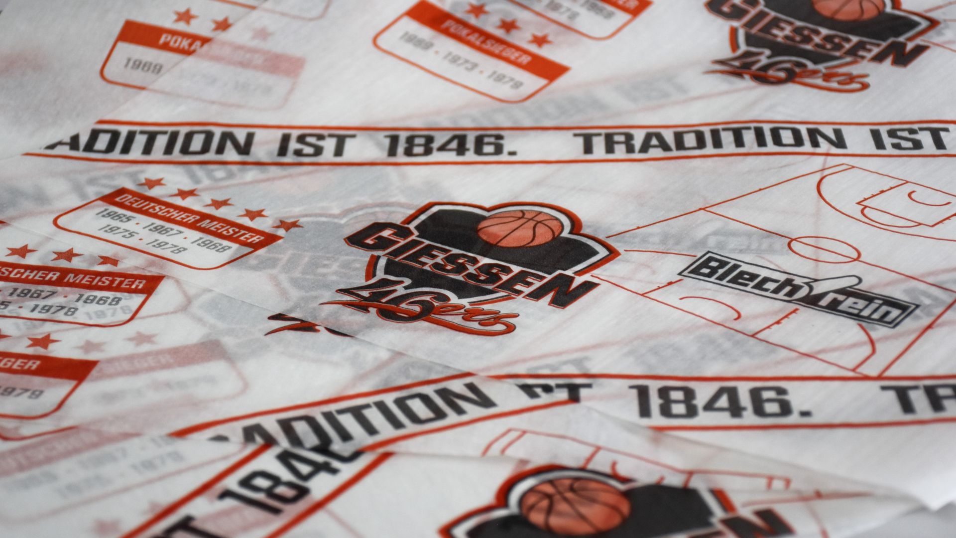 Papier sulfurisé imprimé 46er Papier de cuisson Blechrein imprimé individuellement avec logo de marque et design pour une présentation produit professionnelle et accrocheuse.