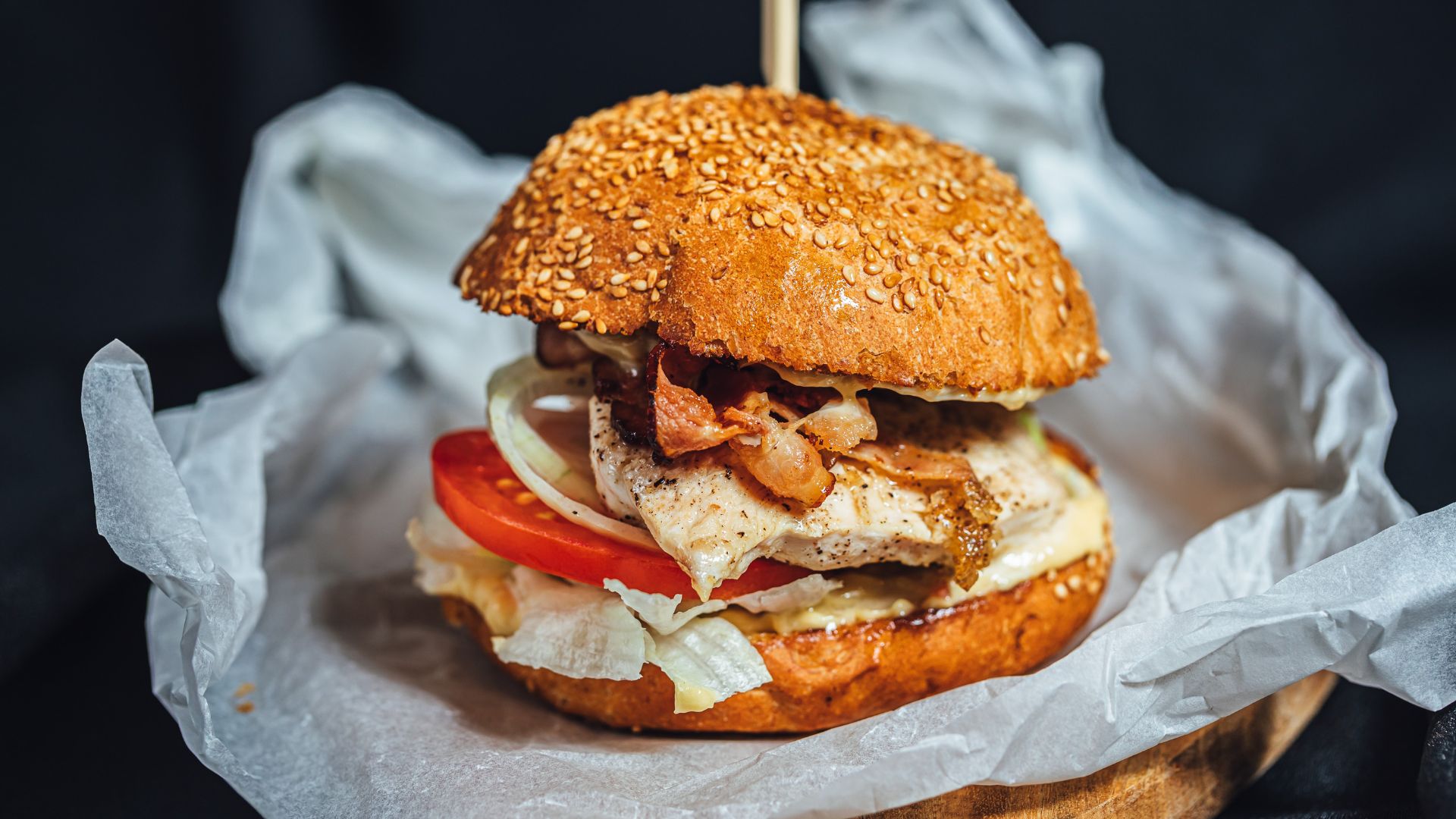 Papier d'emballage pour hamburgers Blechrein Burger emballé dans du papier d’emballage Blechrein, qui protège contre la pénétration des graisses et permet une dégustation propre à emporter.