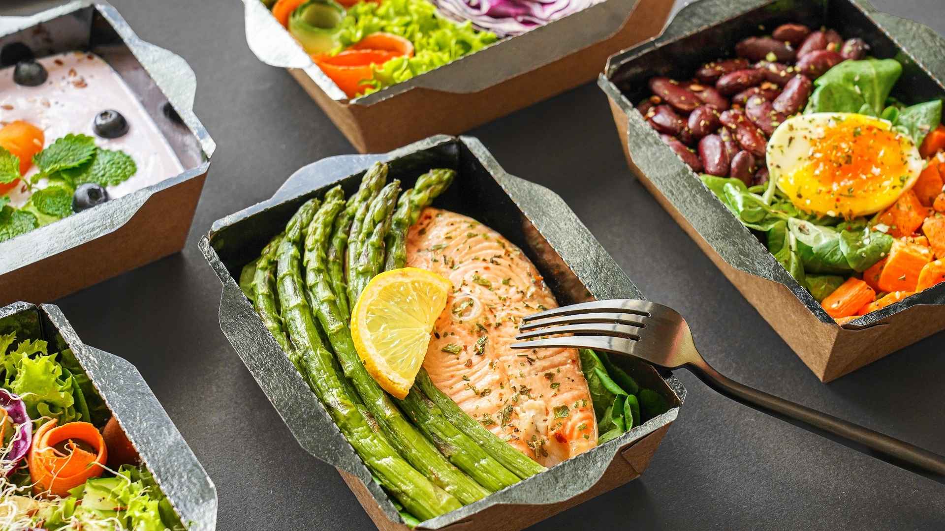 BRANOboard comme alternative sans aluminium aux barquettes pour produits surgelés et plats préparés Emballages alimentaires surgelés en BRANOboard avec saumon, asperges, haricots et salade comme alternative sans aluminium aux barquettes en aluminium pour produits de boulangerie surgelés et plats préparés