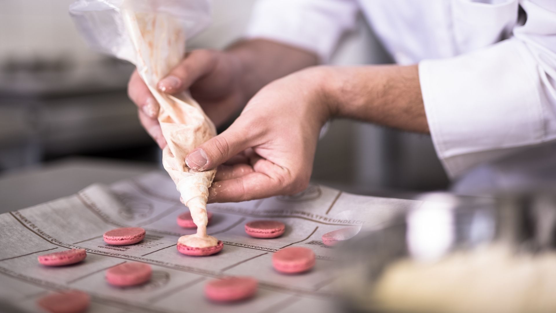 Papier sulfurisé pour macarons offrant une excellente adhérence Papier de cuisson Blechrein pour macarons avec quadrillage, sur lequel la préparation est dressée pour obtenir des résultats réguliers et propres.