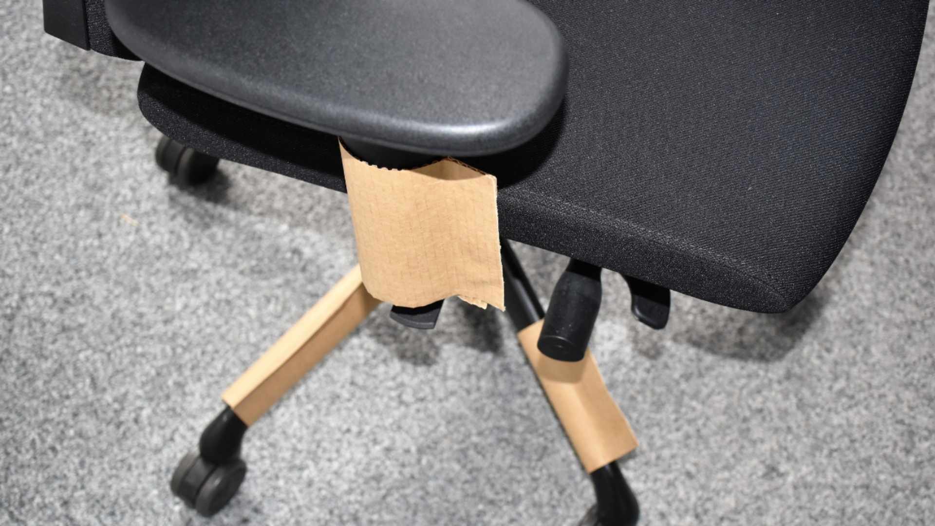 BRANOseal Wellpappe als nachhaltige Alternative für den Schutz von Möbeln BRANOseal Wellpappe als Möbelschutz an einem Bürostuhl, eingesetzt zum Schutz empfindlicher Bauteile vor Kratzern und Transportschäden.