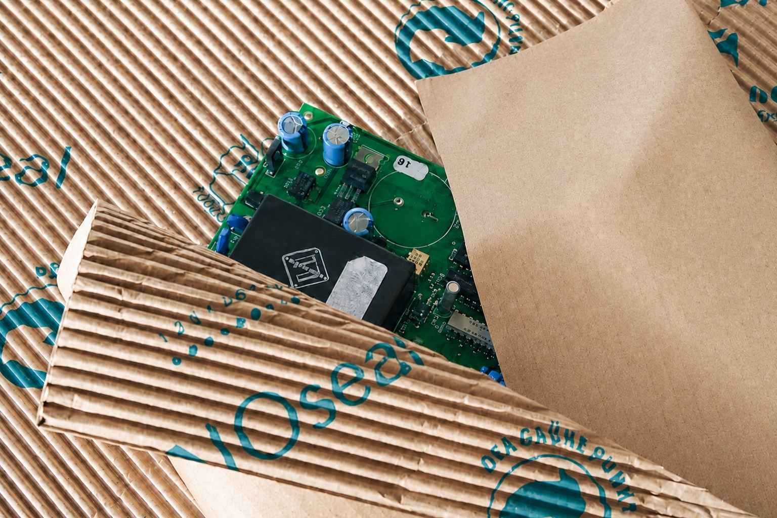 BRANOseal cold-seal corrugated board B-flute close-up