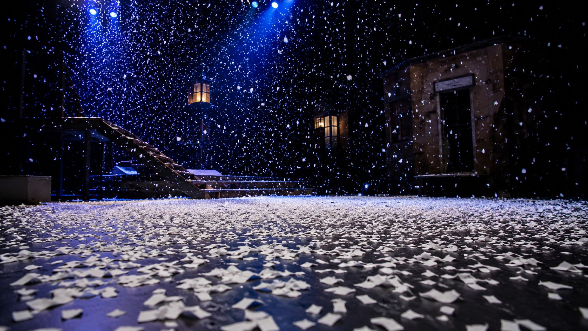 Papier ignifuge BRANOflame utilisé comme neige de théâtre BRANOflame utilisé comme neige artificielle sur une scène de théâtre pour créer un décor hivernal réaliste et sûr.